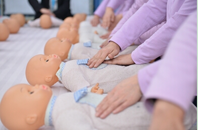 日女人奶子月嫂培训班多少钱？现在月嫂职业前景怎